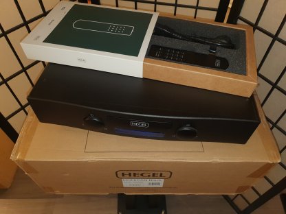 Préampli HEGEL P30 d'occasion pre owned seconde main preamplificateur stereo hi end entrées sorties symetrique assymetrique xlr rca black noir