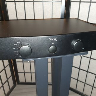 Préampli HEGEL P30 d'occasion pre owned seconde main preamplificateur stereo hi end entrées sorties symetrique assymetrique xlr rca black noir