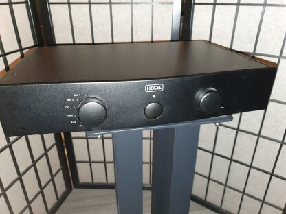 Préampli HEGEL P30 d'occasion pre owned seconde main preamplificateur stereo hi end entrées sorties symetrique assymetrique xlr rca black noir